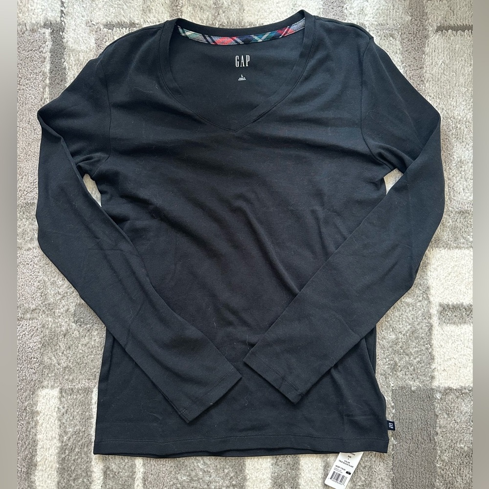 GAP women’s true Black V-Neck long sleeve Shirt size large